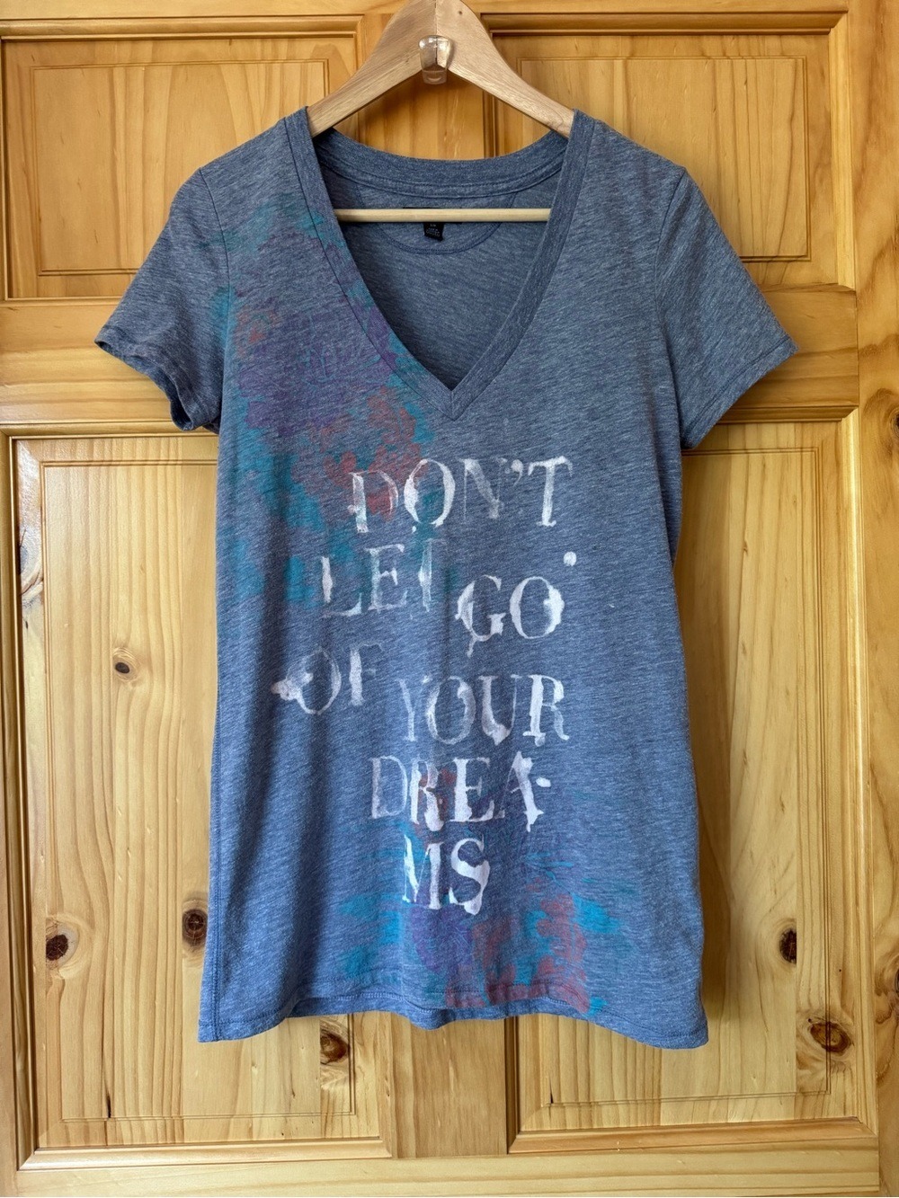 American Eagle Outfitters Slate V-Neck Inspirational Graphic Tee size large
